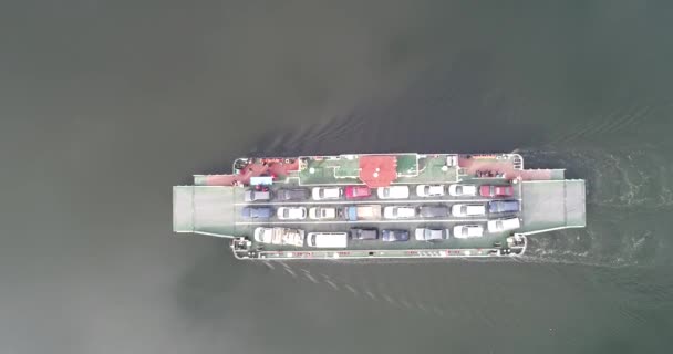 Top Zicht Van Veerboot Overstappen Van Auto Ferry Brengt Auto — Stockvideo