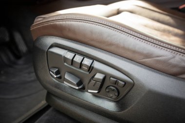 Yeni modern araba tasarımının ayrıntıları. Koltuk konumunu ayarlamak için düğmeler