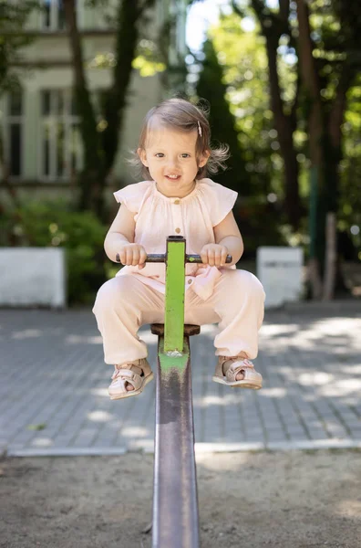 Petite Fille Qui Amuse Sur Une Aire Jeux Extérieure Balançant — Photo