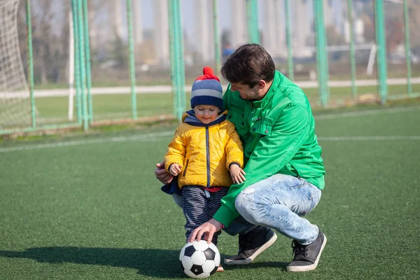 Отец Своим Маленьким Сыном Веселятся Играют Футбол Футбол Парке — стоковое фото