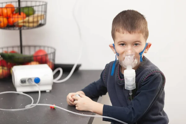 少年は家でネブライザーで吸入をする 子供喘息吸入ネブライザー蒸気病気咳の概念 — ストック写真
