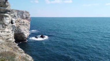 Bilinmeyen Bulgaristan. Bulgaristan 'ın kuzeydoğusundaki Tyulenovo yakınlarındaki Kaya Manastırları. Bulgaristan 'ın Tyulenovo kasabası yakınlarındaki Karadeniz kıyısındaki kayalıklarda mağaralar.