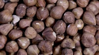 Dönüşümlü olarak soyulmuş fındıkları kapatın. Sağlıklı, besleyici yemekler..