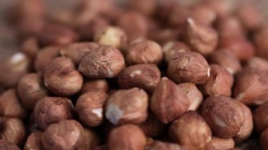 Dönüşümlü olarak soyulmuş fındıkları kapatın. Sağlıklı, besleyici yemekler..