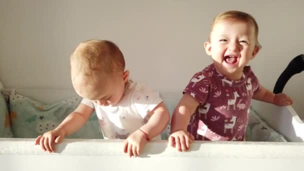 Słodkie Dziecko Śmiejące Się Bawiące Stojące Łóżeczku Szczęśliwe Dziecko Emocje — Wideo stockowe