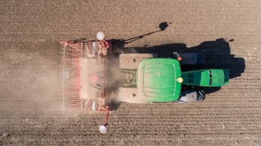 Çekiciyle ekin eken, ekin eken çiftçi. Üst görünüm.