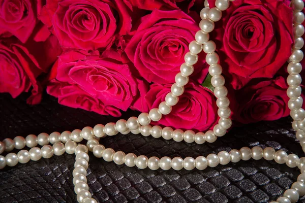 Hermosas Rosas Rojas Perlas Blancas Concepto Belleza Para Las Mujeres —  Fotos de Stock