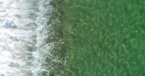 Góry Dół Widok Piankowych Fal Oceanicznych Myjących Piasek Fale Uderzające — Wideo stockowe