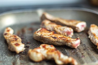 Tavada kemikli kaburga eti pişirmek.