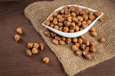 Ahşap masada kabuklu fındıklar.