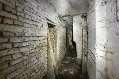 Korkunç yeraltı, bodrum katı. Bir zindanda terk edilmiş eski depolar..