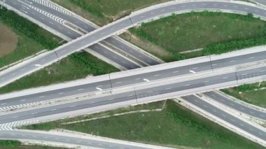 Otoyol ve üst geçidin havadan görüntüsü. Yol kavşağı, otoyol kavşağı manzarası. Karayolu trafiğinin yukarıdan aşağı görüntüsü