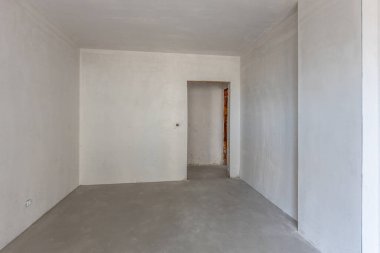 Yeni boş oda yapım aşamasında. Alçıdan duvarlar. Yeni evim. Beton duvarlar. İç yenileme. 