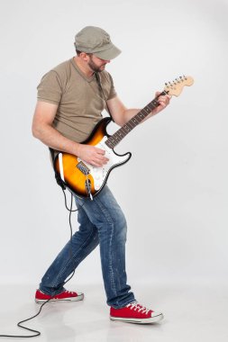 Elektro gitar çalan müzisyen