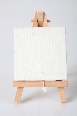 Boş ressamlar bir sehpaya resim yapar, beyaz üzerine resim çeker, kendi imajınızı çizersiniz.