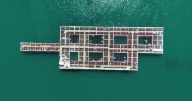 Midye çiftliğinin havadan görünüşü. Bulgaristan 'ın Kavarna kenti yakınlarında kabuklu deniz hayvanı yetiştiriciliği manzarası