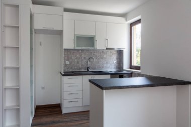 Yeni modern ve boş beyaz mutfak. Yeni evim. İç fotoğrafçılık. 