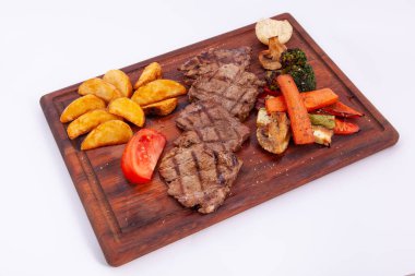 Tahtada ızgara biftek ve sebze.