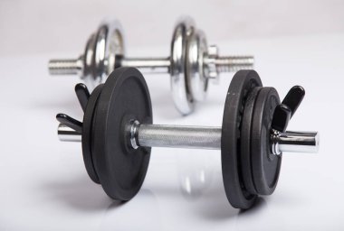 Spor olsun diye halterli dambıllar. Fitness, spor ve sağlıklı yaşam tarzı kavramı.