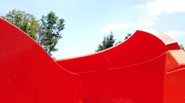 Su parkındaki su kaydırağındaki adamın bakış açısı