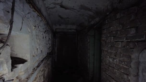 恐怖地下地下室的闪光灯 在地牢里的废弃旧仓库 — 图库视频影像