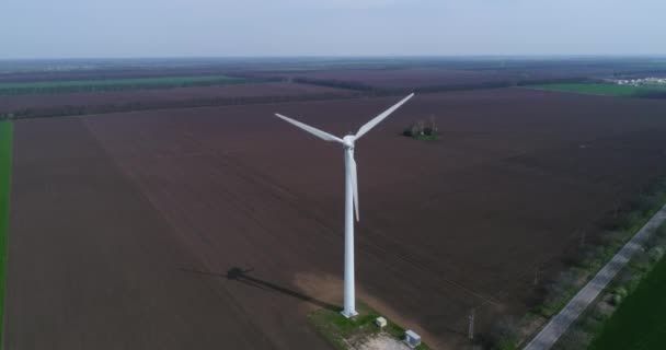 風力タービンの空中ビュー 電力生産のための風車 緑のエネルギー 再生可能エネルギー — ストック動画