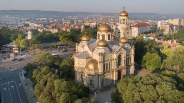 Varna Bulgaristan 'ın güneş doğarken Varsayımın Katedrali' nin havadan görünüşü. Altın kubbeli Bizans tarzı kilise. Varna Bulgaristan 'ın deniz başkentidir.