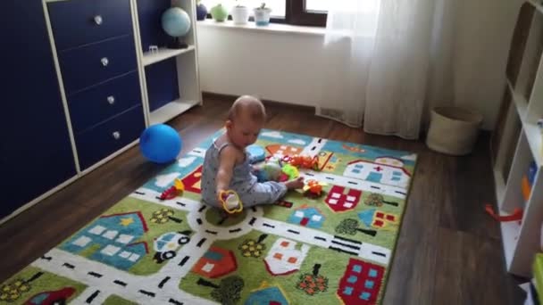 Χαριτωμένο Κοριτσάκι Παίζει Παιχνίδια Στο Πάτωμα Στο Σπίτι Ξέγνοιαστη Παιδική — Αρχείο Βίντεο