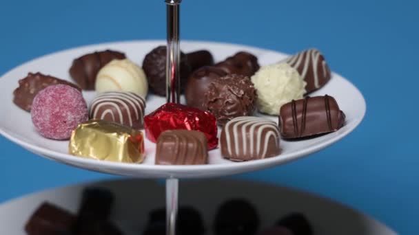 Schokoladenbonbon Rotierend Aus Nächster Nähe Auf Gemischten Pralinen Schokoladenbonbons — Stockvideo