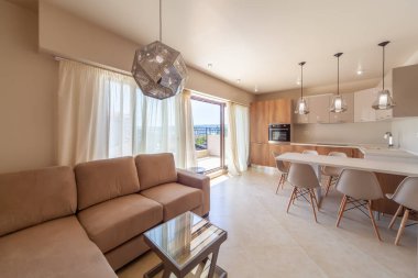 Mutfağı olan yeni modern oturma odası. Yeni evim. İç fotoğrafçılık.