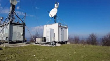 Telekomünikasyon kulesi. Hücre kulesi, veri aktarımı, mobil iletişim için tekrarlayıcılar ve internet, GPS, cep telefonları, 4G ve 5G
