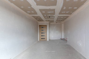 Yeni boş oda yapım aşamasında. Alçıdan duvarlar. Yeni evim. Beton duvarlar. İç yenileme. 