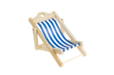 Plaj sandalyesi beyaza izole edilmiş. Mavi ve beyaz çizgili iskemle.