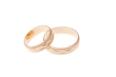 Altın alyanslar, beyazlar içinde izole.