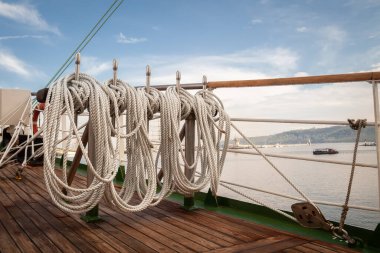 Eski bir geminin ipleri, yelkenler. 