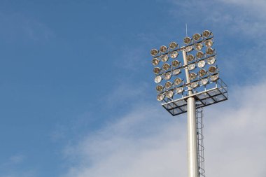 Stadyumdaki spor sahasında büyük spot ışıkları var.