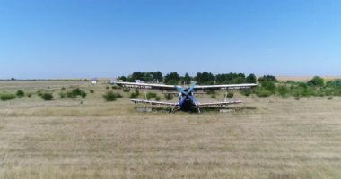 Terk edilmiş eski bir uçağın 4K hava görüntüsü..