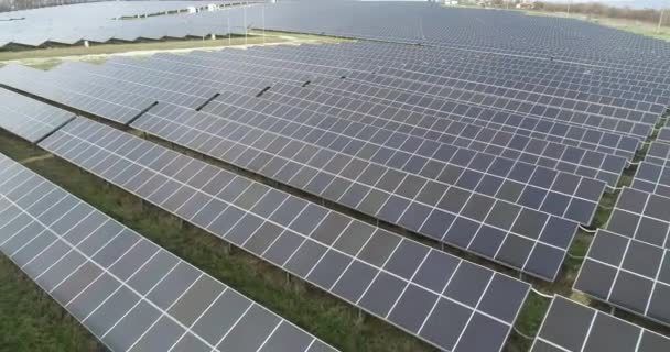 Fotovoltaik Güneş Çiftliğinin Hava Görüntüsü Güneş Çiftliği Elektrik Santrali Yukarıdan — Stok video