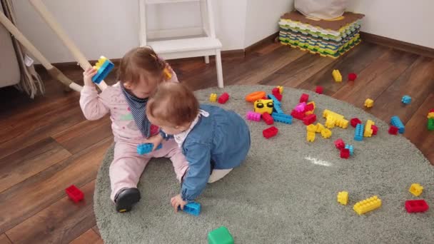 Gêmeos Irmãos Meninas Irmãs Brincando Com Brinquedos Chão Casa — Vídeo de Stock