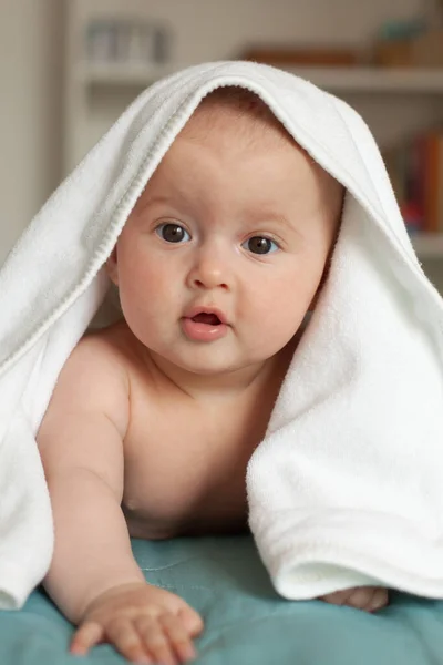 Bambina Mia Carino Bambino Sdraiato Sulla Pancia Sopra Asciugamano Bianco — Foto Stock