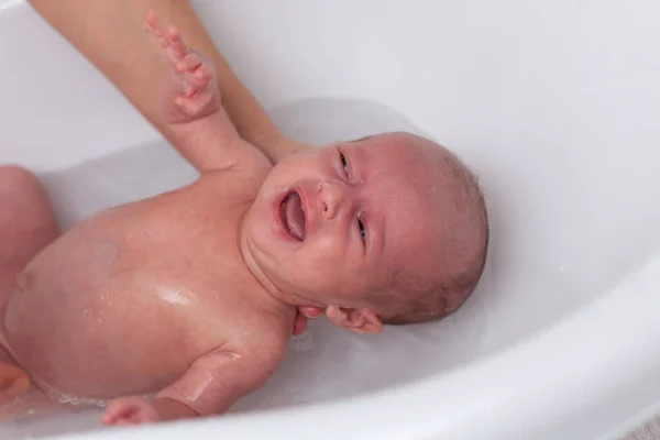 新生儿正在被他的母亲洗澡时 洗澡时新生儿哭了 — 图库照片