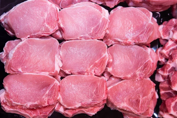 スーパーで肉を閉じます 肉屋での生肉 — ストック写真