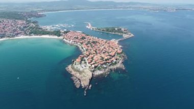 Eski Sozopol kasabasının havadan görünüşü. Sozopol Bulgaristan 'ın Burgaz kenti yakınlarındaki antik bir sahil kentidir.