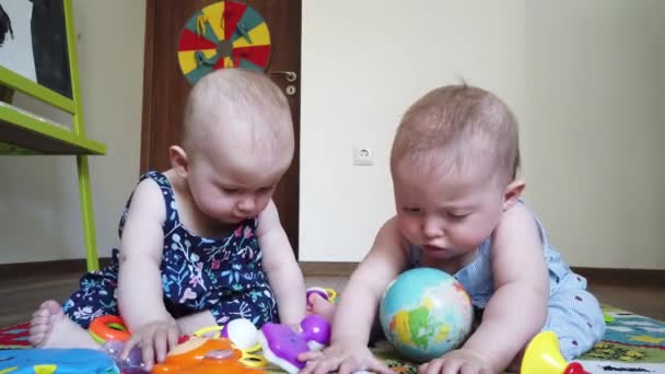 二人の姉妹 自宅で床の上におもちゃで遊んで — ストック動画