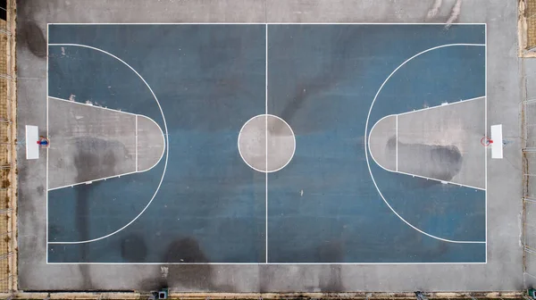 Halka Açık Basketbol Sahasının Yukarıdan Görünüşü Basketbol Sahası Olan Bir — Stok fotoğraf