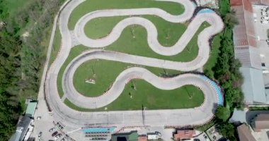 Yarış pistinin havadan görünüşü. Speedway kart alanı