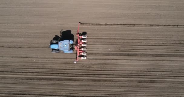 農業地域におけるトラクター播種の空中ビュー — ストック動画