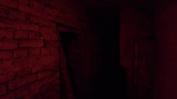 Lanterna Vermelha Azul Subterrâneo Assustador Cave Velhos Armazéns Abandonados Uma — Vídeo de Stock