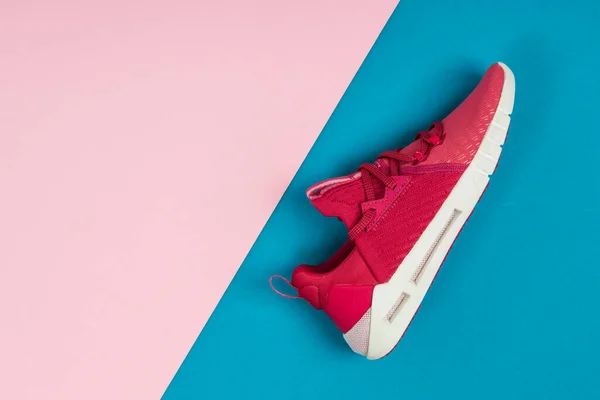 Ведення Спортивного Взуття Синьо Рожевому Тлі Біг Взуття Кросівки Або — стокове фото