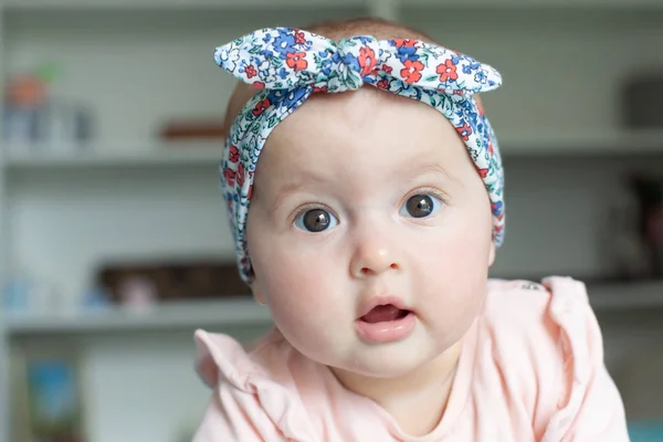 Mignon Bébé Fille Avec Bandeau Ruban — Photo